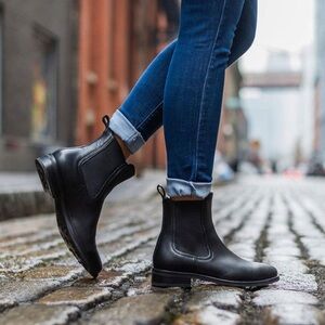 NWOT THURSDAY HANDCRAFTED CASUAL DUCHESS CHELSEA BOOTIES